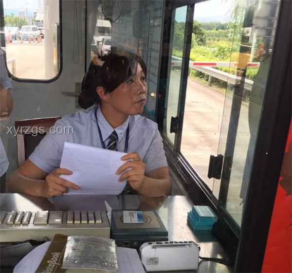 女司机求助水泡奶，男收费员迅速响应解决方案